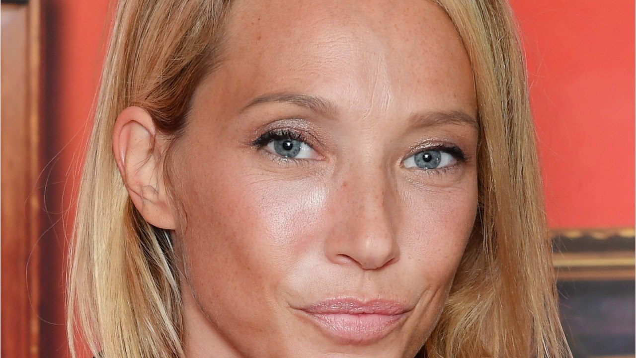 GALA VIDÉO - EXCLU – « Une pièce de théâtre " : la guerre ouverte entre Laeticia Hallyday et Laura Smet désole Saint-Barth