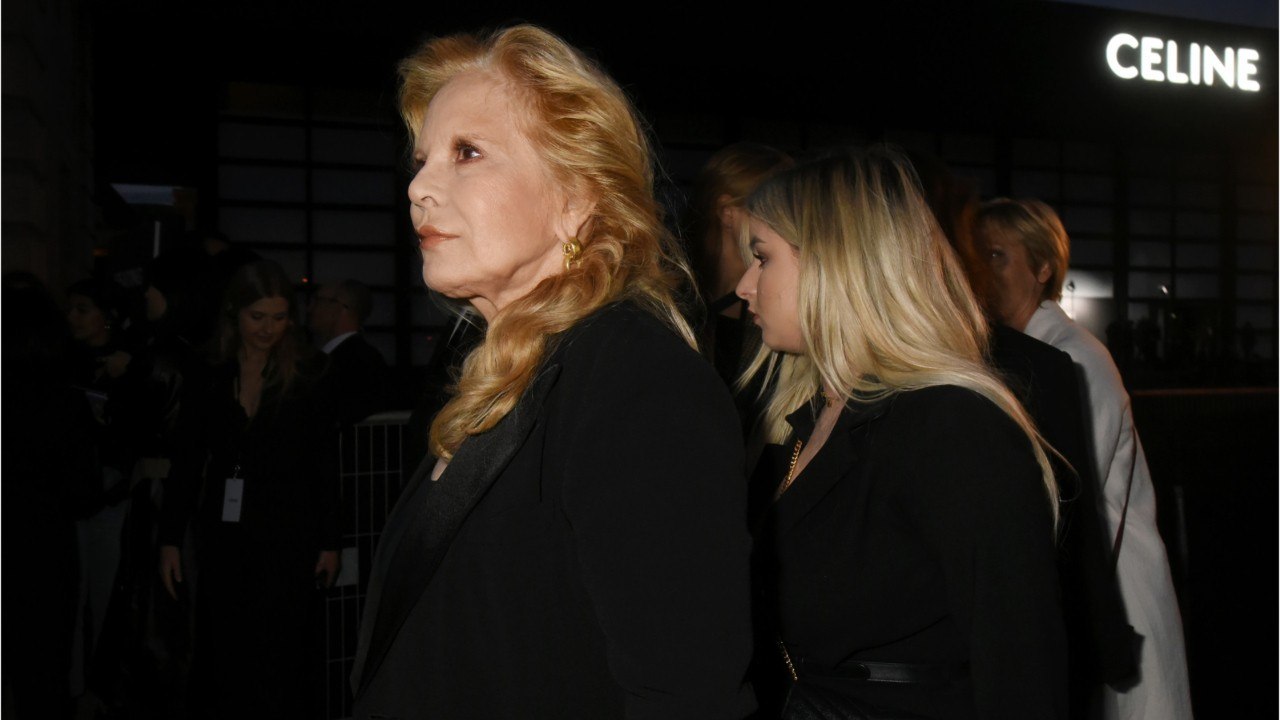 GALA VIDEO - PHOTO - La fille de Sylvie Vartan sexy en slim en cuir et moon boots pour ses vacances aux sports d’hiver