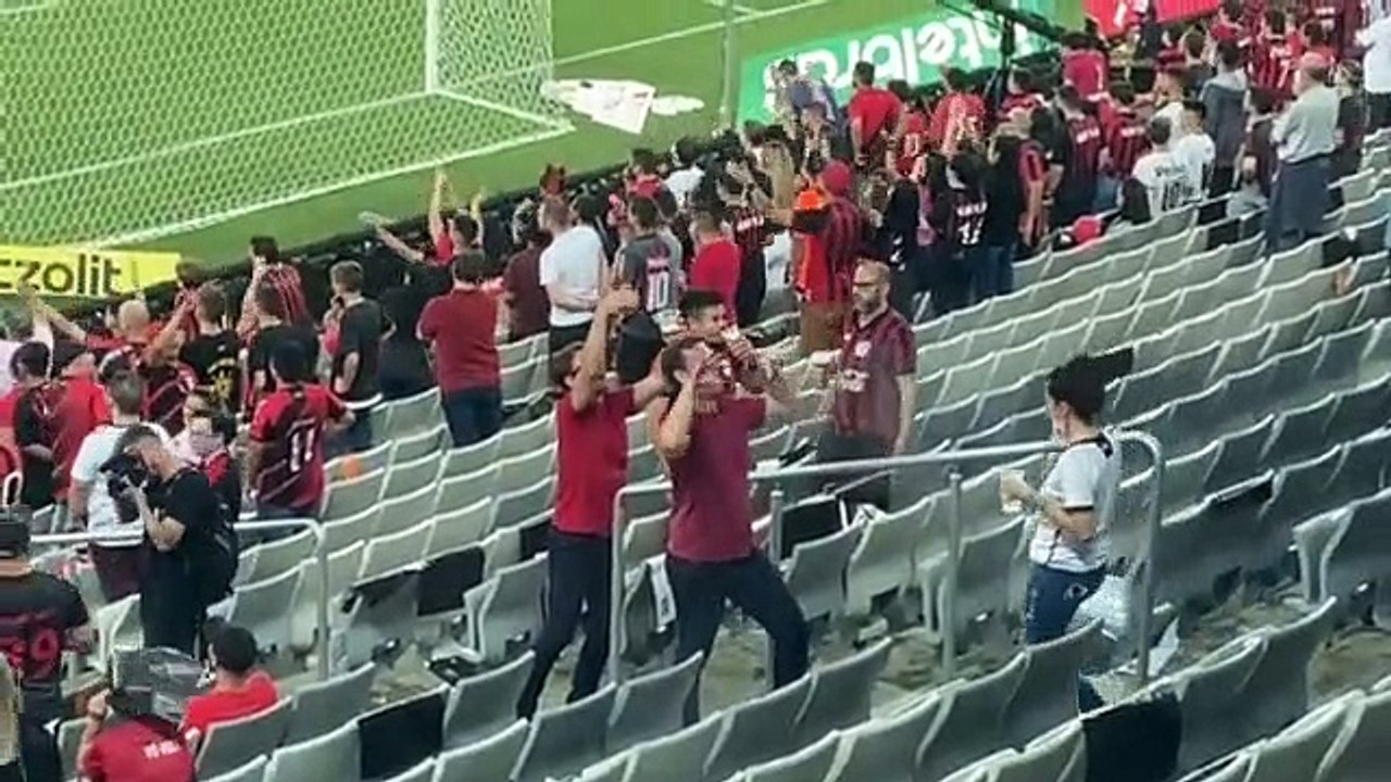 Inaceitável: Torcedores são flagrados fazendo gestos racistas