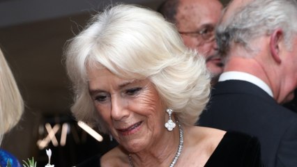 GALA VIDÉO - Camilla Parker-Bowles parée de boucles à 44 600 euros : le prince Charles sait faire plaisir !