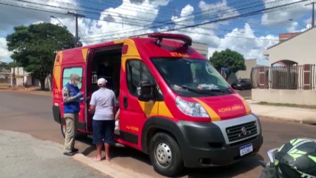 Ao desviar de carro, jovem sofre queda de moto e é socorrido pelo Siate