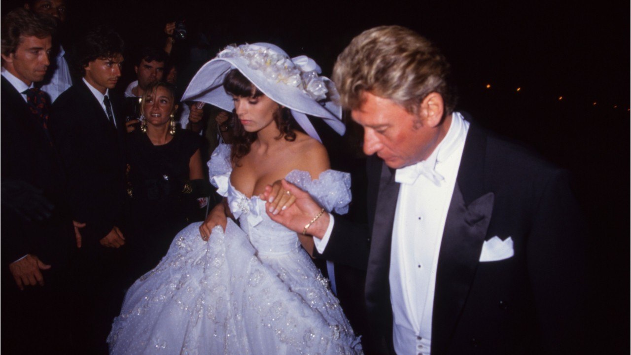 GALA VIDEO - EXCLU – Adeline Blondieau, ex de Johnny, sur sa robe de mariée : “Pendant des années, ça a été un poids”