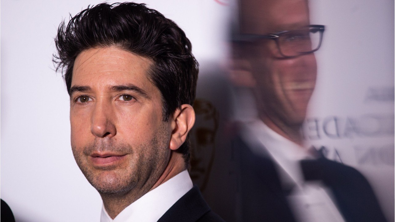 GALA VIDEO - David Schwimmer : à 53 ans, la star de Friends a retrouvé l'amour avec une jeune femme de 29 ans