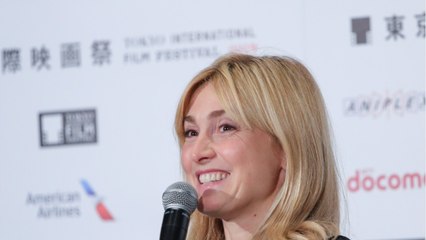GALA VIDEO - Julie Gayet "amoureuse” : cette passion dévastatrice est une vraie histoire