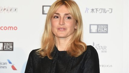 GALA VIDEO - Quand François Hollande et Julie Gayet s'embrassent fougueusement à l'aéroport !