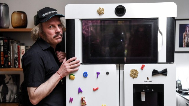 GALA VIDEO - On a touché le fond ! : Philippe Katerine scandalise le jury et le public de La France a un incroyable talent