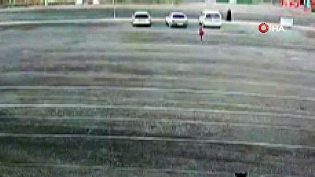 Köpeklerin saldırdığı çocuğu, yoldan geçen kadın kurtardı