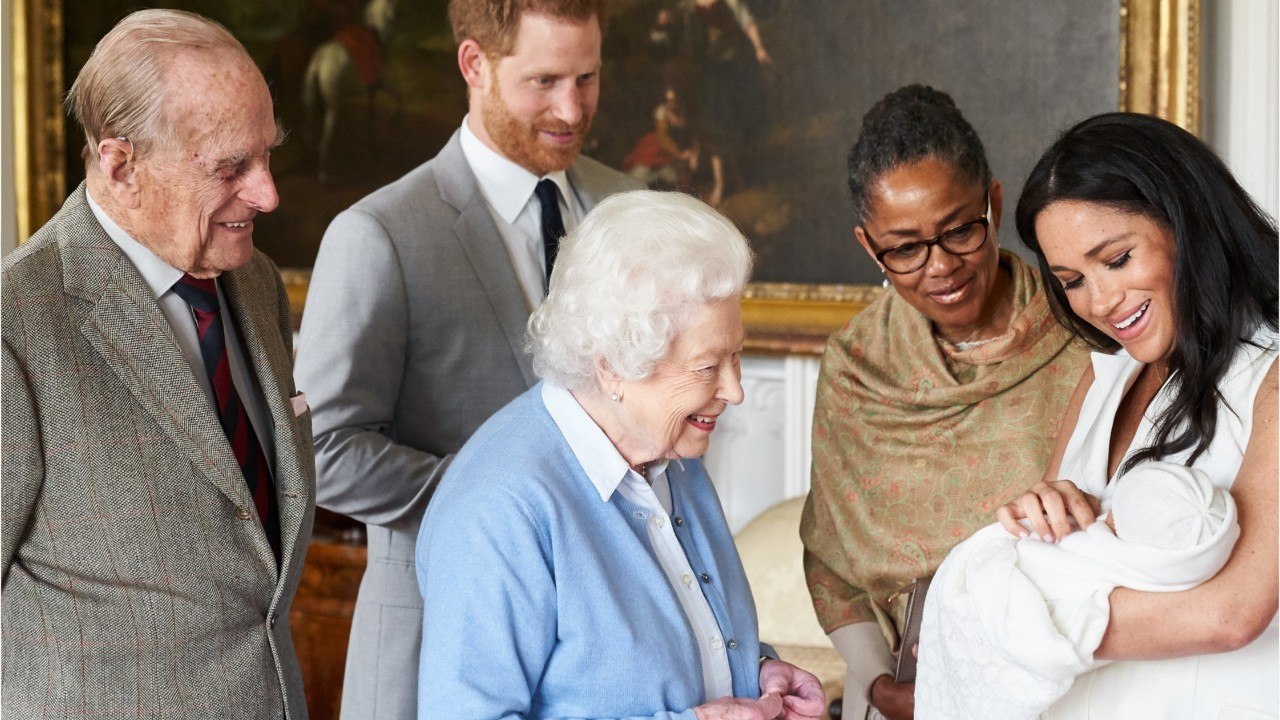 GALA VIDÉO - Doria Ragland, mise dans l'embarras par Meghan et Harry ? Ce geste d'Elizabeth II qui n'a servi à rien