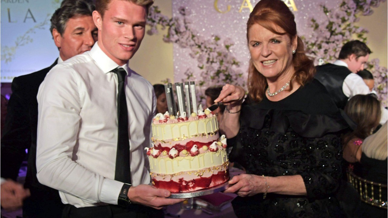 GALA VIDEO - Sarah Ferguson, déchaînée, se donne en spectacle à l’aéroport