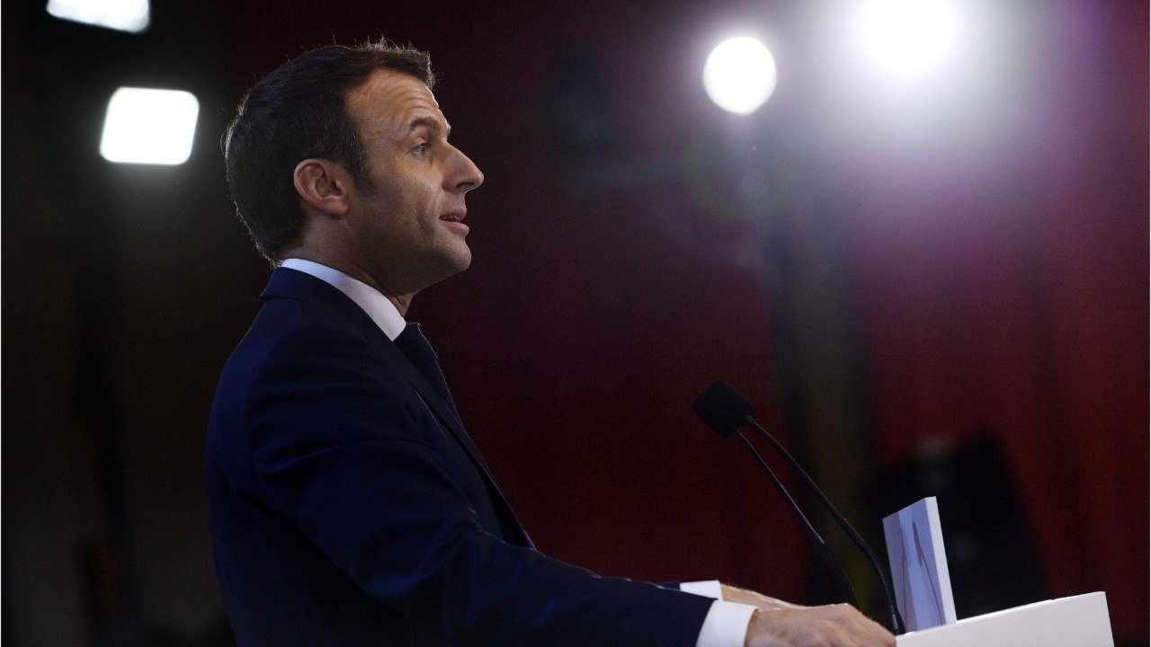 GALA VIDEO - Quand Emmanuel Macron suscite la frénésie lors d’un dîner officiel