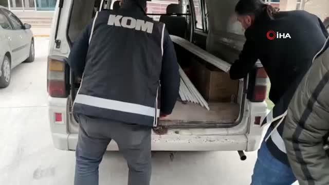 İnşaat malzemeleri içinde tarihi ikonalar bulunduManisa'da durdurulan bir aracın içinde inşaat malzemeleri arasına gizlenmiş 5 adet tarihi ikona ele...