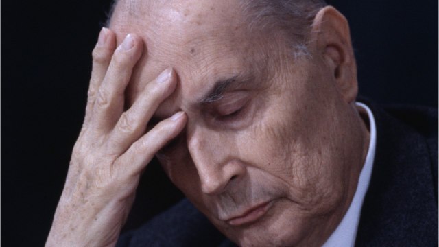 GALA VIDEO - François Mitterrand : ce jour où il a exhibé l’une de ses conquêtes… à la même table que sa femme