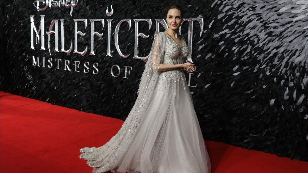 GALA VIDEO - Angelina Jolie, toujours pas divorcée de Brad Pitt, sort à nouveau avec des hommes