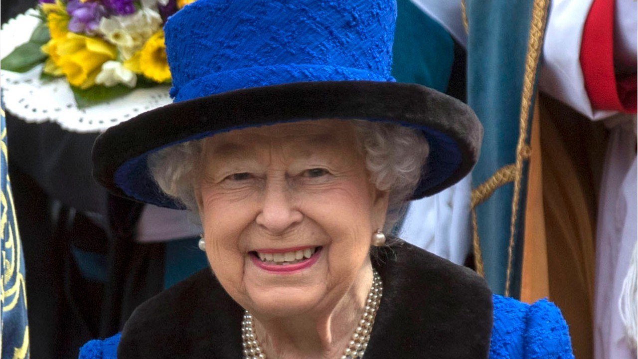 GALA VIDEO - Elizabeth II, pingre ? Ses invités...