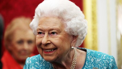 GALA VIDEO : Elizabeth II a su rester simple : étonnante révélation sur sa vie à Buckingham