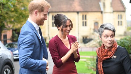 GALA VIDÉO - Meghan Markle, escortée par Harry face à la presse : le couple fait bloc à Windsor