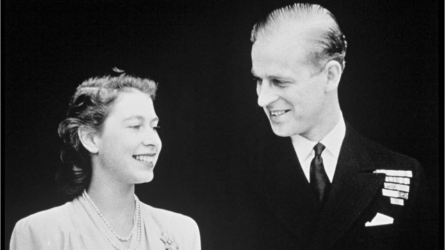 GALA VIDÉO - Elizabeth II un brin coquine : ce qu'elle avait caché sous sa robe de mariée