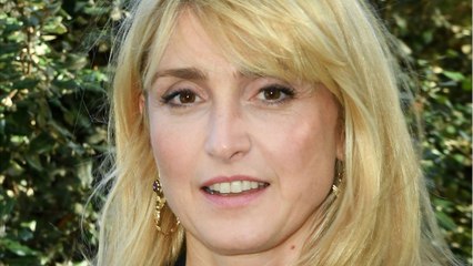 GALA VIDEO - Julie Gayet toujours aussi gaga de Philae, la chienne de François Hollande !