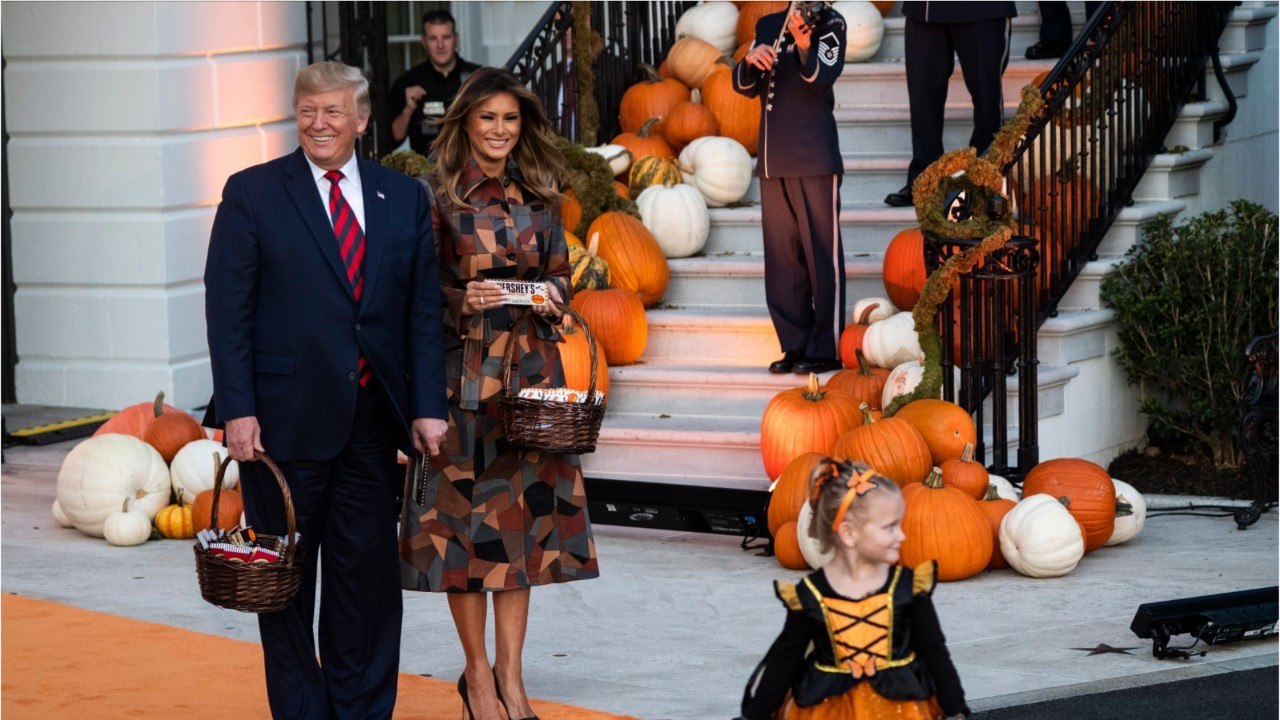 GALA VIDEO - Donald et Melania Trump cruels avec un enfant : leur manière de distribuer des bonbons pour Halloween ne passe pas