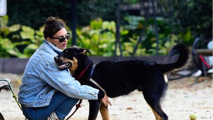 GALA VIDEO - PHOTO – Emily Ratajkowski pose entièrement nue dans son salon