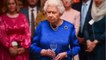 GALA VIDEO - La reine Elizabeth II, icône de mode ? Son mari le prince Philip la compare à un sofa