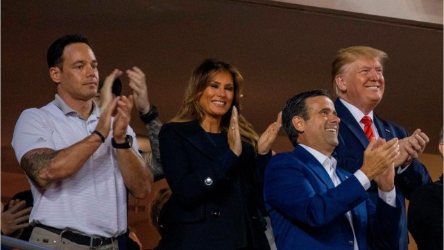 GALA VIDEO - Donald et Melania Trump hués en plein stade : nouvelle humiliation pour le couple présidentiel