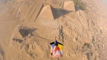 Les Soul Flyers volent au-dessus des pyramides de Gizeh enwingsuit