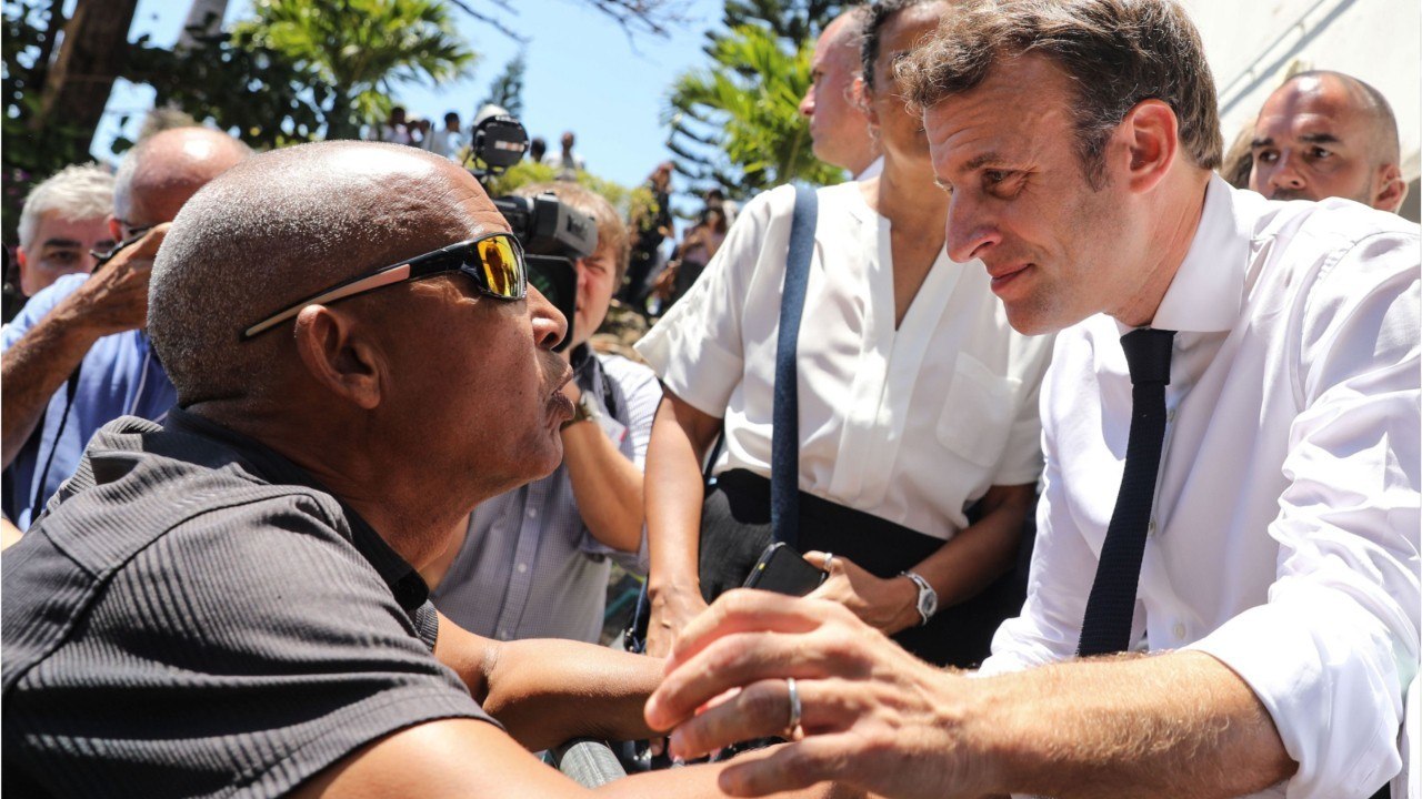 GALA VIDEO : Emmanuel Macron : pourquoi on lui a chanté “Tiens voilà du boudin” au milieu de l’océan Indien