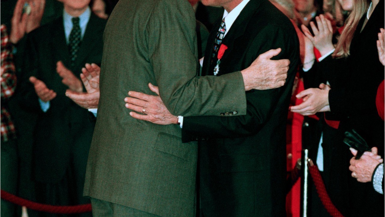 GALA VIDÉO - Cet étrange cadeau de Jacques Chirac à Johnny Hallyday