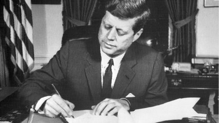 GALA VIDÉO - JFK était avec l’une de ses maîtresses lorsque Jackie a accouché, ces nouvelles révélations qui dérangent