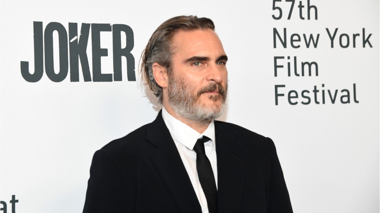 GALA VIDÉO - Joaquin Phoenix : le soir où son frère est mort dans ses bras
