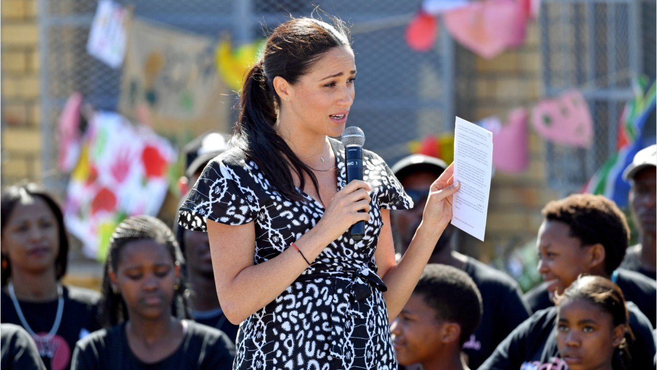 GALA VIDEO - Meghan Markle en Afrique, son discours royal : “Je suis ici en tant que mère et épouse, mais je suis aussi votre sœur à tous”