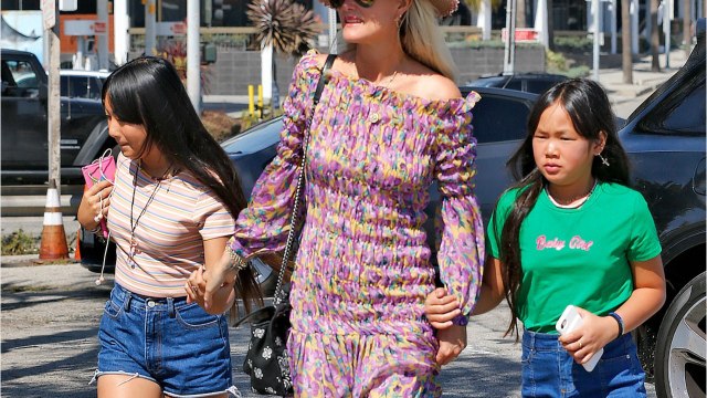 GALA VIDEO - Laeticia Hallyday et Pascal Balland : son restaurant est leur QG avec leurs amis