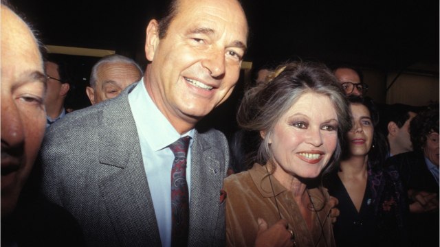 GALA VIDEO - Cette photo de Brigitte Bardot en « décolleté plongeant qui a redonné le sourire à Jacques Chirac