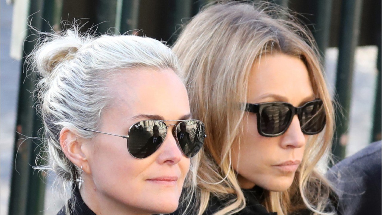 GALA VIDEO - Laeticia Hallyday, menteuse ? Laura Smet confirme qu'elle a appris l'exhumation de Johnny « par la presse "