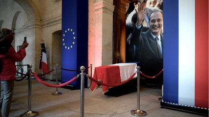 GALA VIDEO - Cette photo de Jacques Chirac jamais publiée à la demande de sa fille Claude et enfermée dans un coffre-fort