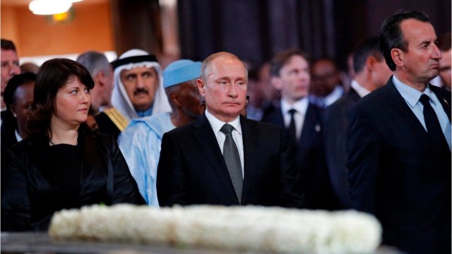 GALA VIDEO - Obsèques de Jacques Chirac : qui était la femme qui accompagnait Vladimir Poutine aux obsèques