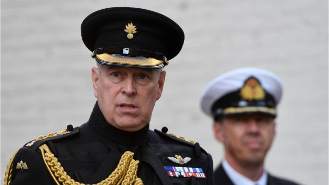 GALA VIDEO - Rififi à Buckingham : le prince Andrew humilié par son frère Charles