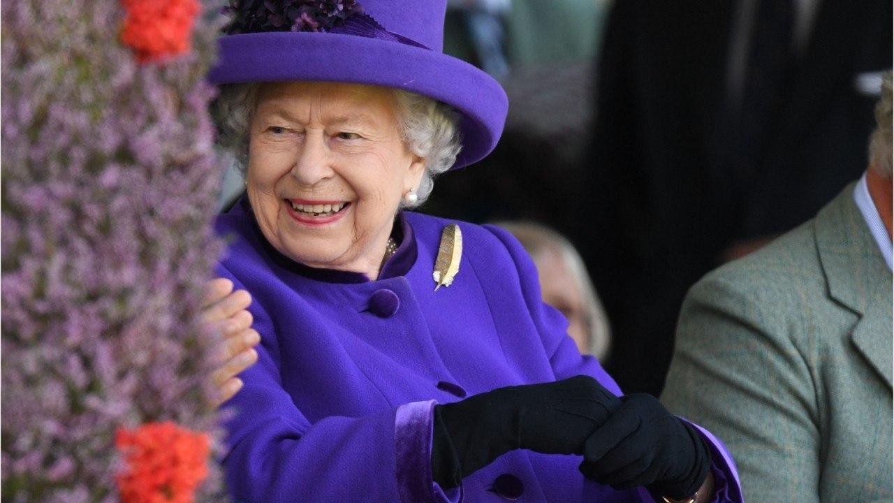 GALA VIDEO - Elizabeth II exige les bonnes mani...