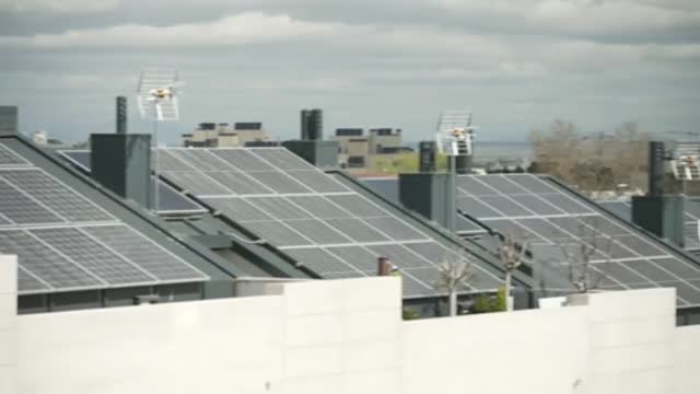 Los hogares que han invertido en energía solar se quejan de la baja retribución que reciben de las eléctricas