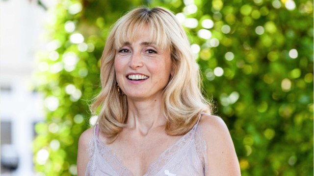 GALA VIDÉO - Julie Gayet « tiraillée entre deux hommes ? Ses étonnantes confidences sur sa vie amoureuse