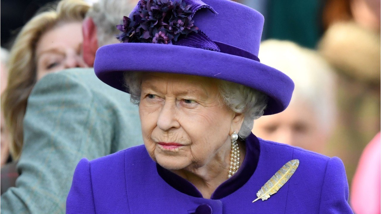 GALA VIDÉO - Elizabeth II : pourquoi elle n'a pas totalement confiance en Kate Middleton et Camilla