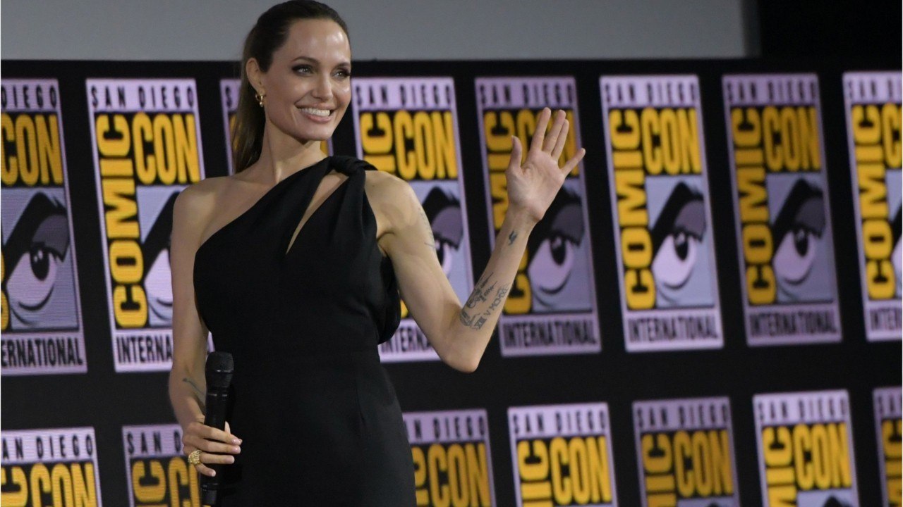 GALA VIDÉO – Angelina Jolie, émue aux larmes, fait ses adieux à son fils Maddox
