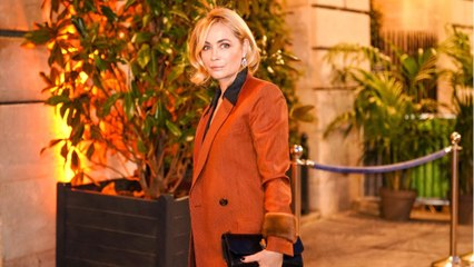 GALA VIDEO - Emmanuelle Béart, 56 ans, s’affiche radieuse en bikini sous le soleil grec