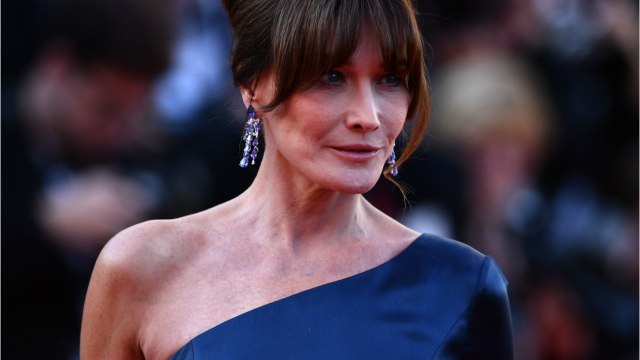 GALA VIDÉO - Carla Bruni-Sarkozy célèbre les 75 ans de Sylvie Vartan avec des images de leur complicité