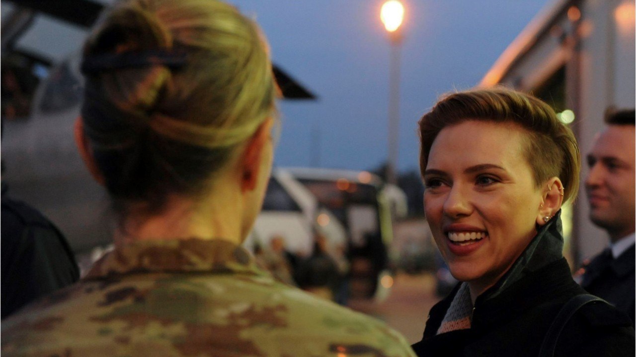 GALA VIDÉO - Scarlett Johansson défend Woody Allen et s’attire les foudres de la fille du cinéaste