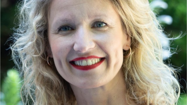 GALA VIDÉO - Alexandra Lamy parodie une actrice américaine et dévoile sa sculpturale silhouette en maillot