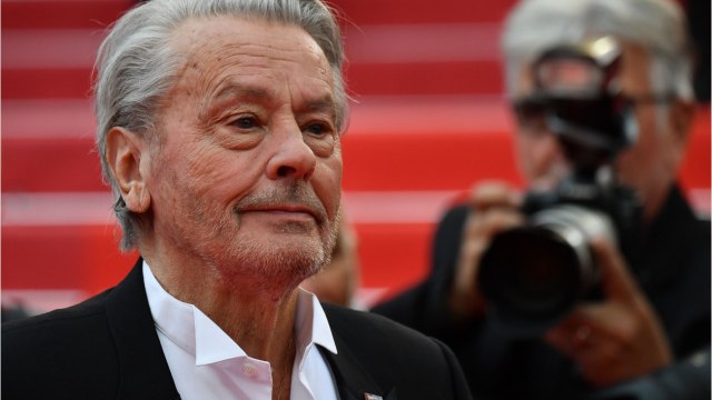 GALA VIDÉO – Anouchka Delon rassurante sur la santé de son père : “Il pense déjà à ses futurs projets”