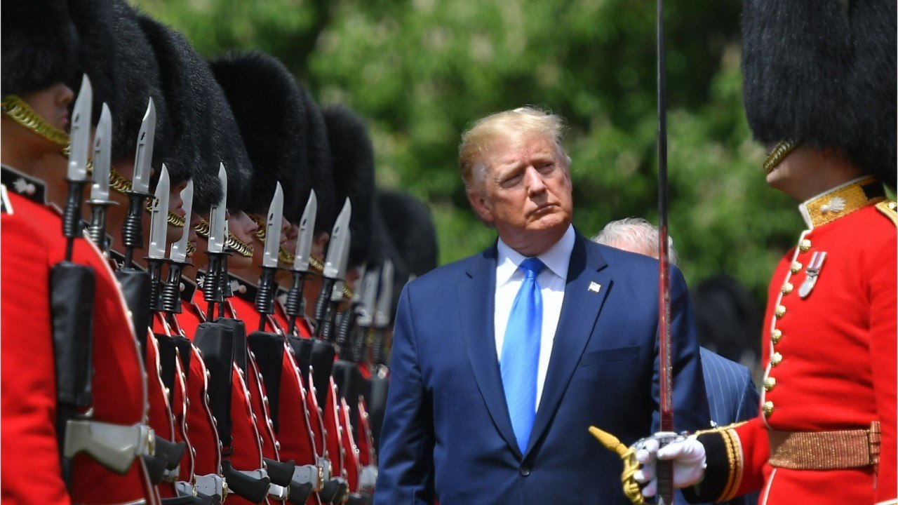 GALA VIDEO : Elizabeth II ironise sur la dernière visite de Donald Trump, qui aurait “ruiné” la pelouse de Buckingham