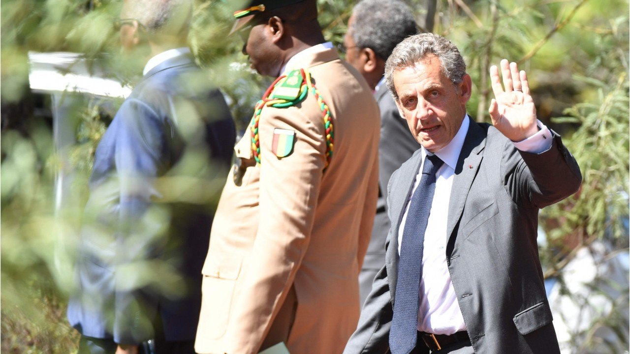 GALA VIDEO - Nicolas Sarkozy en vacances : pourquoi ses amis de longue date ne le reconnaissent pas